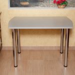 Table de cuisine moderne avec pieds chromés