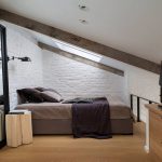Chambre avec des murs de briques dans le grenier