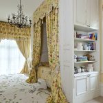 Chambre au décor cosy et délicat et un lit dans une niche