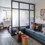 Zone de couchage derrière l'écran dans le salon