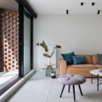 Ruhiges zurückhaltendes Wohnzimmer im Minimalismusstil