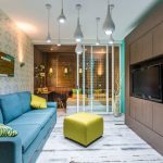 Les portes en verre dans le salon séparent le lit dans le salon