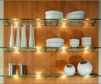 Étagères en verre dans la cuisine