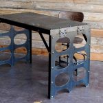 Élégante table en métal avec pieds d'origine