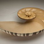 Table pour manger sous la forme d'un coquillage