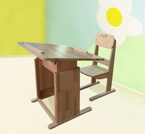 Mesa artesanal e mesa para o aluno