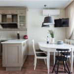 Table ovale dans une salle à manger séparée
