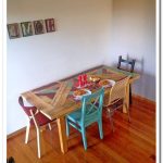 Table faite main avec un dessus de table multicolore