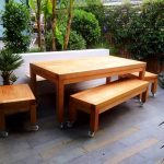 Table, bancs et tabourets à roulettes en bouleau