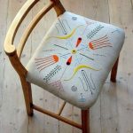 Chaise avec broderie sur le siège