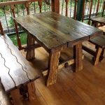 Mobilier en bois sombre pour la terrasse