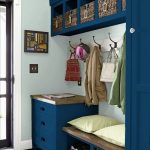 La couleur bleu foncé dans le couloir ajoutera de l'originalité à l'intérieur.