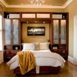 Une armoire confortable et un petit lit pour une petite chambre