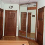 Armoire d'angle dans le couloir avec leurs propres mains