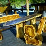 Mobilier d'extérieur en bois coupé