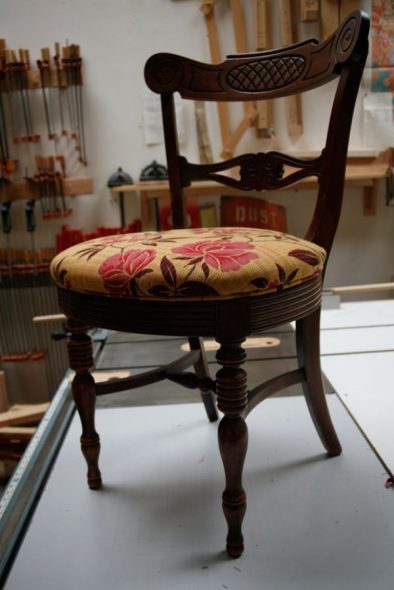 Placez le siège sur la chaise