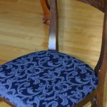 Installation d'un nouveau siège sur le cadre de la chaise