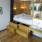 Lit confortable avec penderie et étagères