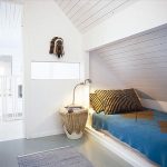 Un lit confortable sous le toit de style ethno