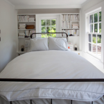 Chambre étroite avec lit