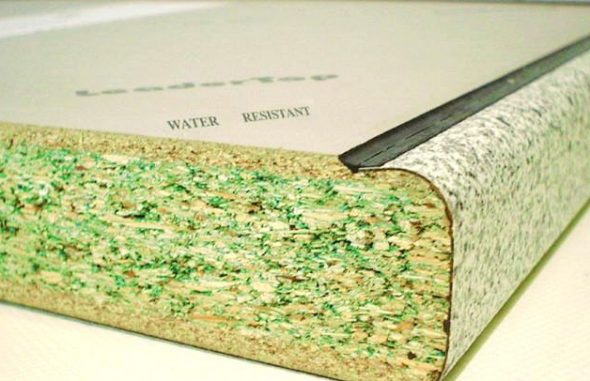 Imprégnation des panneaux de particules avec un composé hydrofuge spécial