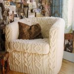Couverture tricotée sur la chaise