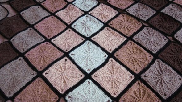 Couverture carrée crocheté