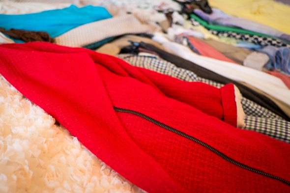 Nous sortons tous les vêtements du placard