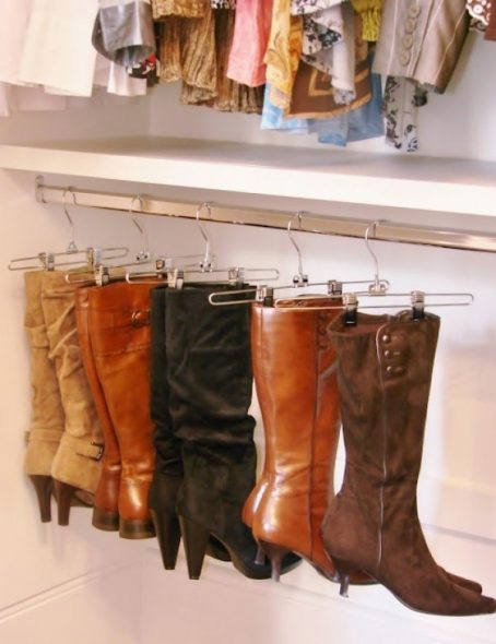 Il est préférable de garder les bottes hautes verticalement pour ne pas gâcher les hauts