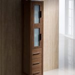 Armoire haute et étroite dans la salle de bain