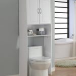 Grande armoire au-dessus des toilettes dans la salle de bain