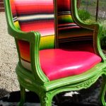 Chaise rayée brillante après restauration