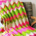 Zigzag lumineux pour couvre-lit dans une petite chaise