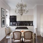 À une telle table, sans inconfort, convient à une famille de 4 personnes