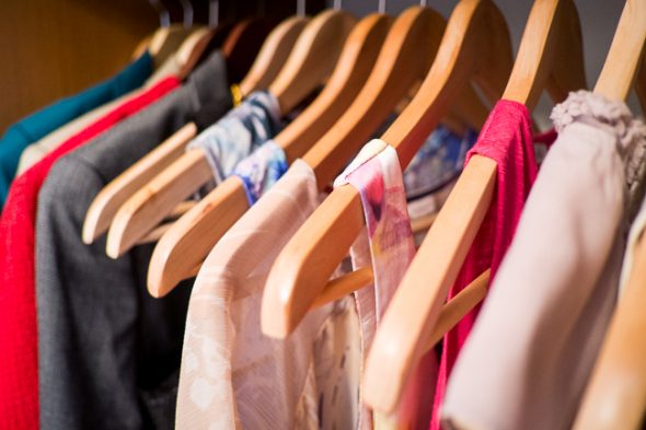 Les vestes pendent près des vestes