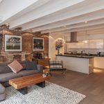 Table basse pour l'appartement dans le style loft