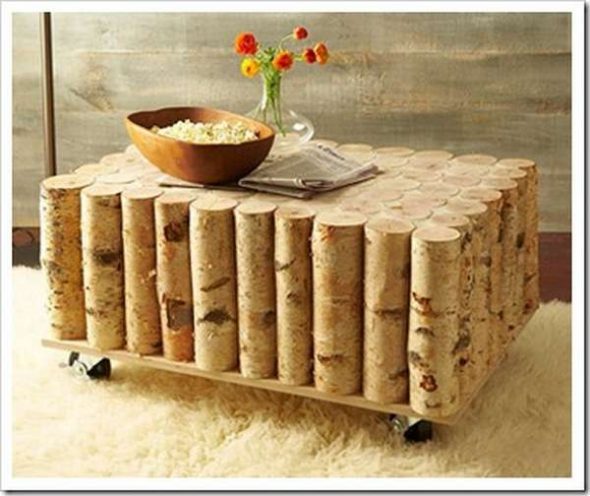 Une table de rondins de bouleau