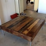 Table basse en planches avec pieds en métal