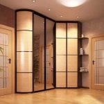 Cabinet avec miroir dans le couloir