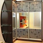 Armoire d'angle avec étagères en verre à l'intérieur