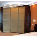 Grande armoire d'angle dans la chambre