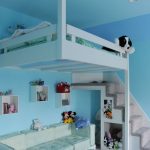 Lit bébé blanc au plafond et canapé en bas