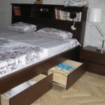 Lit king size avec tête de lit intégrée et étagères en bas