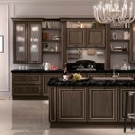 Grande cuisine spacieuse avec un mobilier confortable.