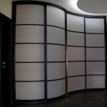 Une grande armoire en forme de vague tiendra beaucoup de vêtements