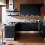 Couleurs noires et briques pour la cuisine