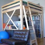 Lit en bois sous plafond dans le loft de style intérieur