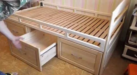 Lit en bois avec tiroirs