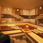 Étagères en bois et des bancs dans la salle de vapeur de bois différents