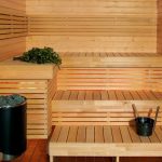 Étagères en bois à trois niveaux pour organiser un bain